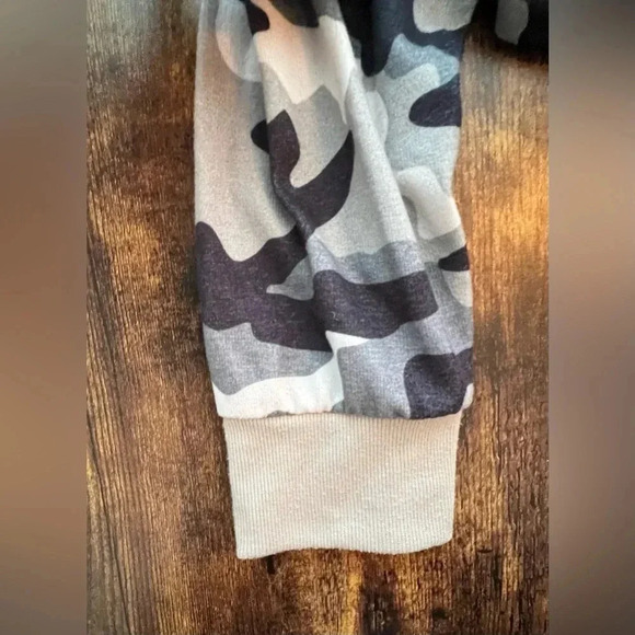 Ladies Camouflage pullover shirt. Size: L. - Picture 7 of 10